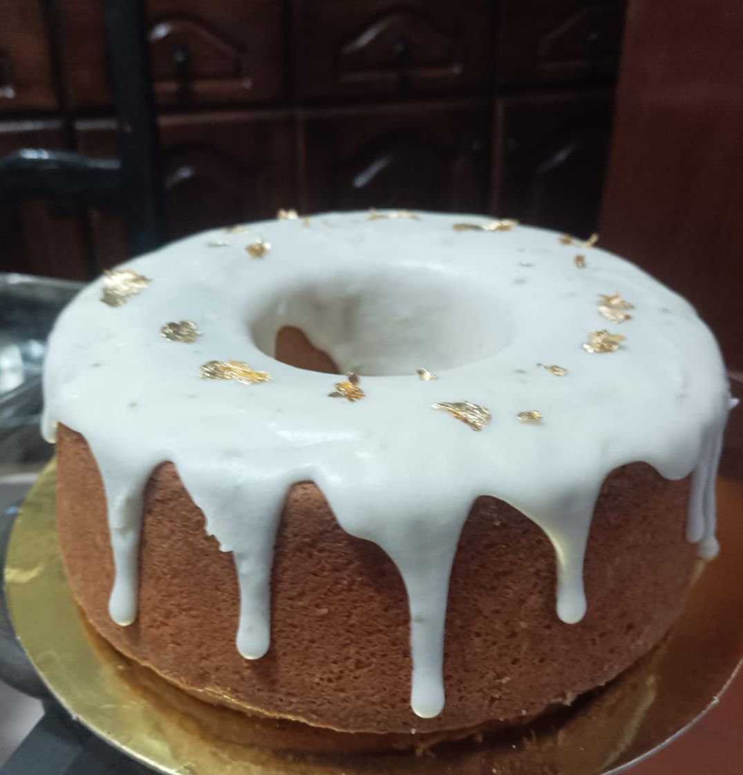 Pastel gourmet con glaseado blanco y hoja de oro