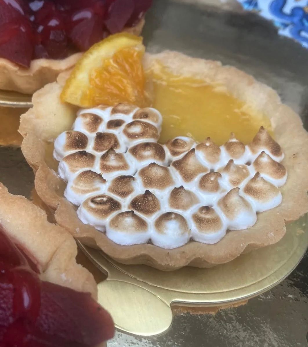 Bundt individual con glaseado y oro comestible